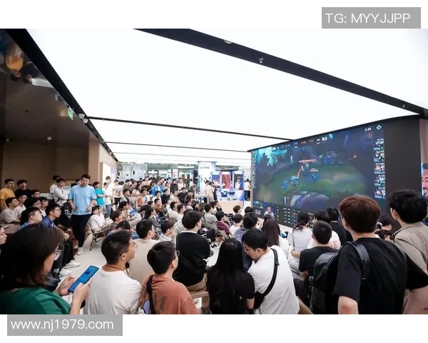 足球明星观赛英雄联盟赛事感受电竞魅力与足球激情的完美结合