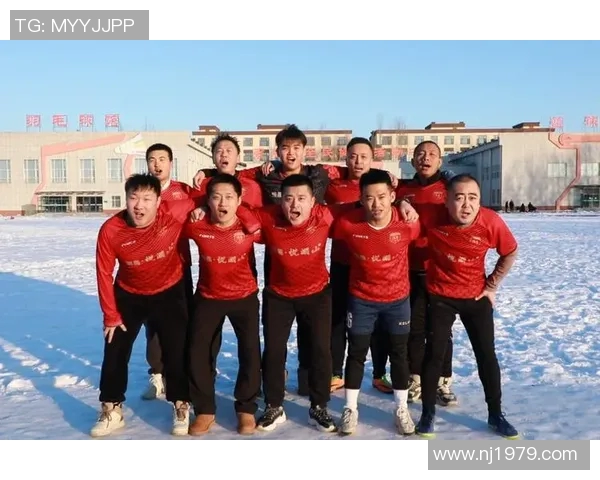 冬季雪景中的足球明星瞬间展现运动激情与自然美丽的完美结合